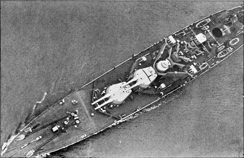 Vista aérea del HMS Repulse tras la Primera Guerra Mundial. 1918