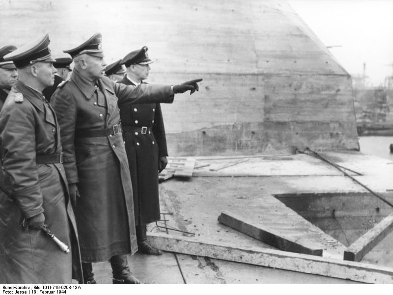 Generalfeldmarschall Erwin Rommel inspeccionando el Muro Atlántico junto al General der Infanterie Wilhelm Fahrmbacher y al Hafenkommandant F. Kapitän Ernst Kellermann. St. Nazaire, 18 de febrero de 1944