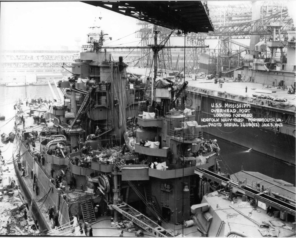 Vista del USS Mississippi BB-41 durante su modernización en el Norfolk Navy Yard, Portsmouth, el 3 de enero 1942