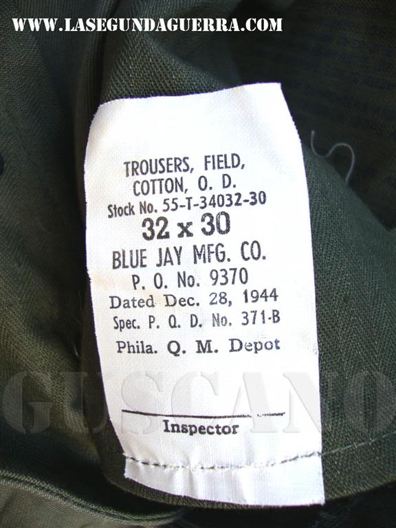 Esta otra variante del pantalón M-43, Trousers, Field, Cotton, O.D., según la denominación oficial, se fabricó con botones metálicos y carece de botones de ajuste en la perneras. Las instrucciones de uso están marcadas con tinta en el interior