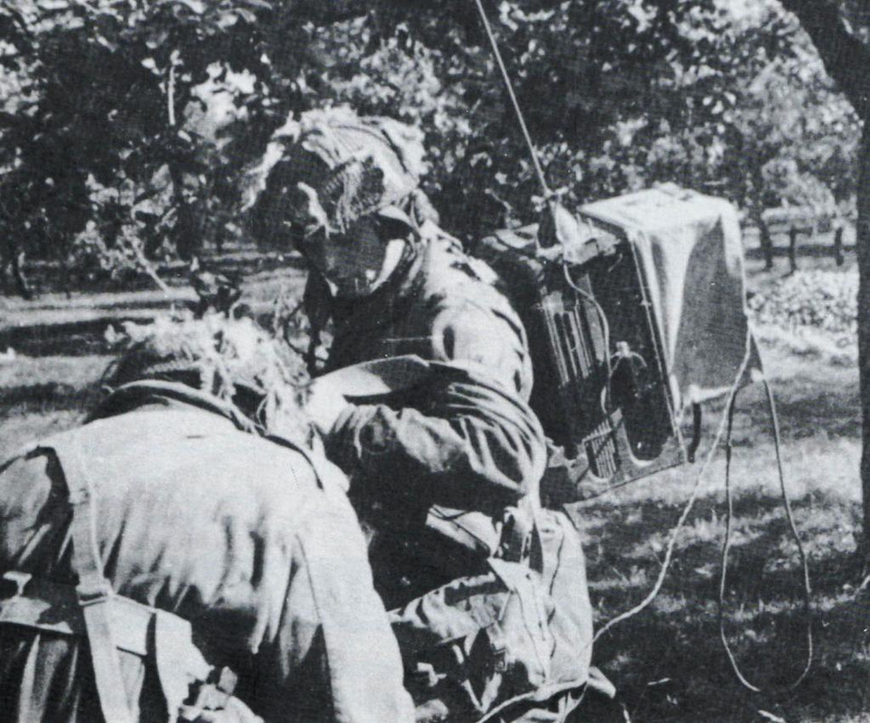 Un paracaidista polaco cargado con una radio británica 68P