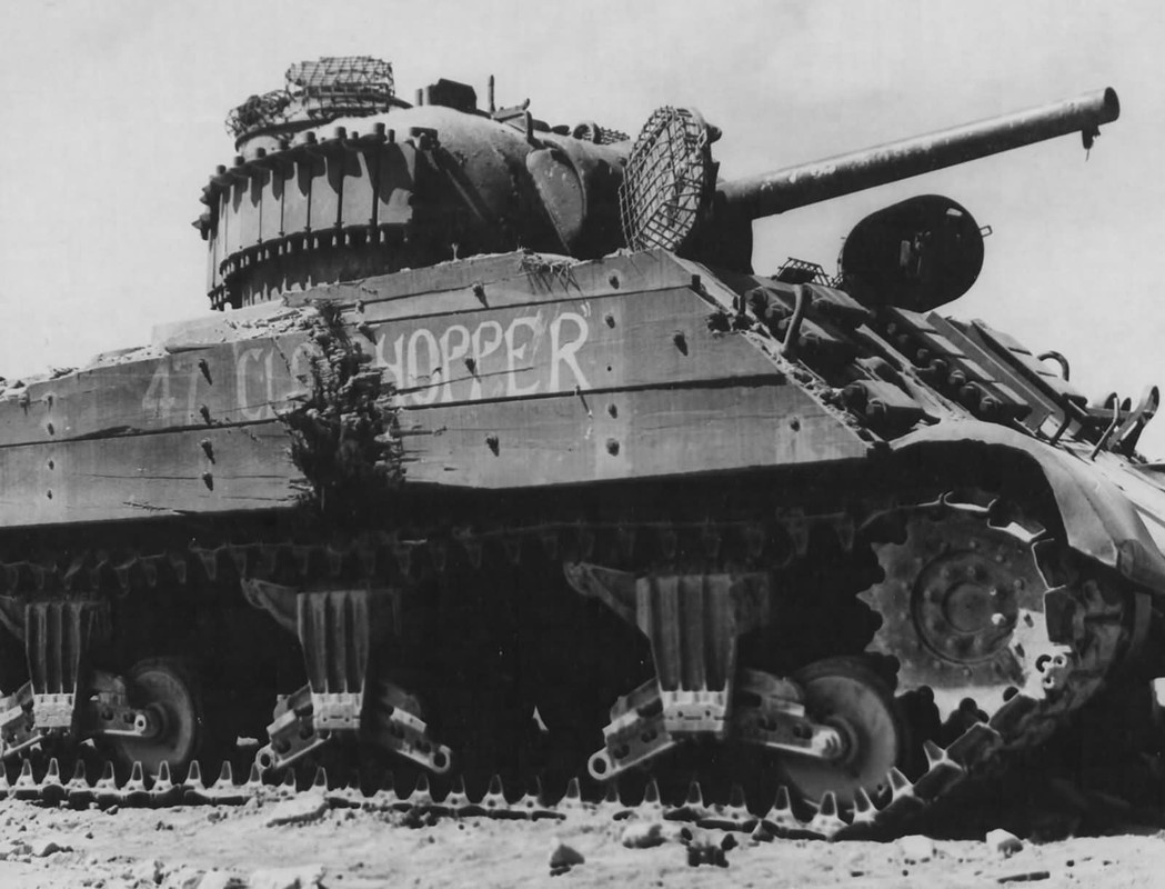 Un Sherman M4A3 del cuarto batallón de tanques puesto fuera de combate. Iwo Jima, marzo de 1945