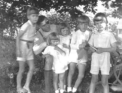 Stauffenberg con sus hijos y también con sobrinos. Es difícil diferenciar cuales son los hijos de los sobrinos. Stauffenberg llevaba el parche en el ojo, por lo tanto esta foto fue tomada posteriormente a ser herido en el frente