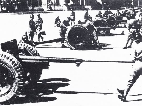 Artilleros franceses en adiestramiento con los 75, obsérvese el tope bajo la bocacha que impedía el exceso de retroceso
