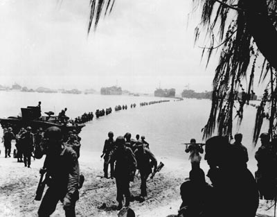 Tropas de refuerzo desembarcan en Saipan, 1944