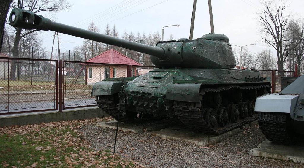 IS-2 m1943 conservado en el Muzeum Regionalne w Dębicy, Polonia