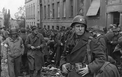 El famoso director de cine George Stevens en una foto tomada durante su misión de filmación de la guerra en Europa