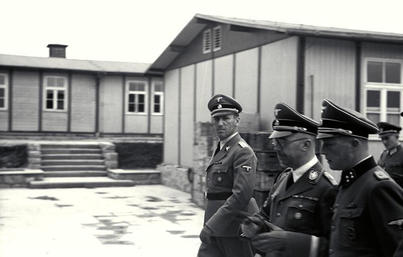 Ernst Kaltenbrunner junto a Himmler en una visita al Campo de concentración de Mauthausen, en una de las fotografías usadas como prueba