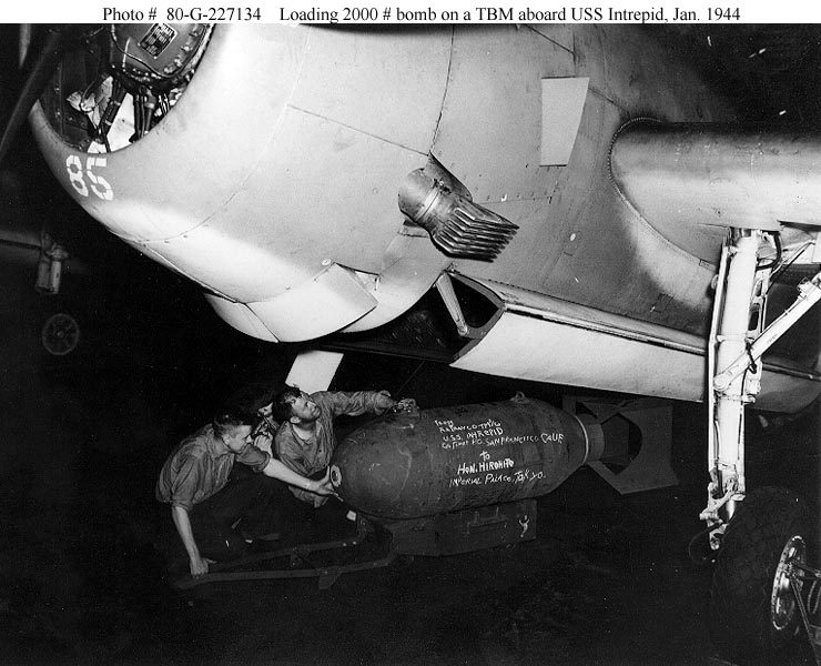 Cargando una bomba en un TBM a bordo del USS Intrepid, enero de 1944