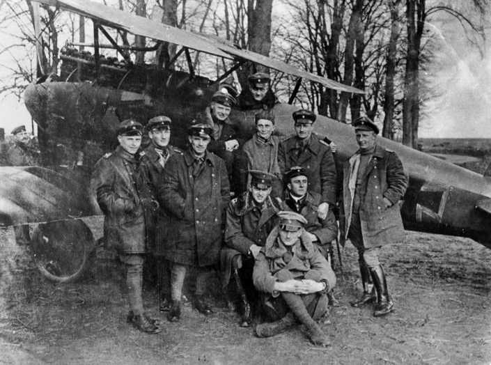 Integrantes del Jasta 11, con Manfred von Richthofen dentro del Albatros D.V.