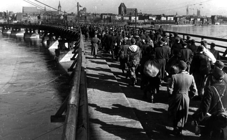 Prisioneros de guerra alemanes a través de un puente, Königsberg, abril de 1945