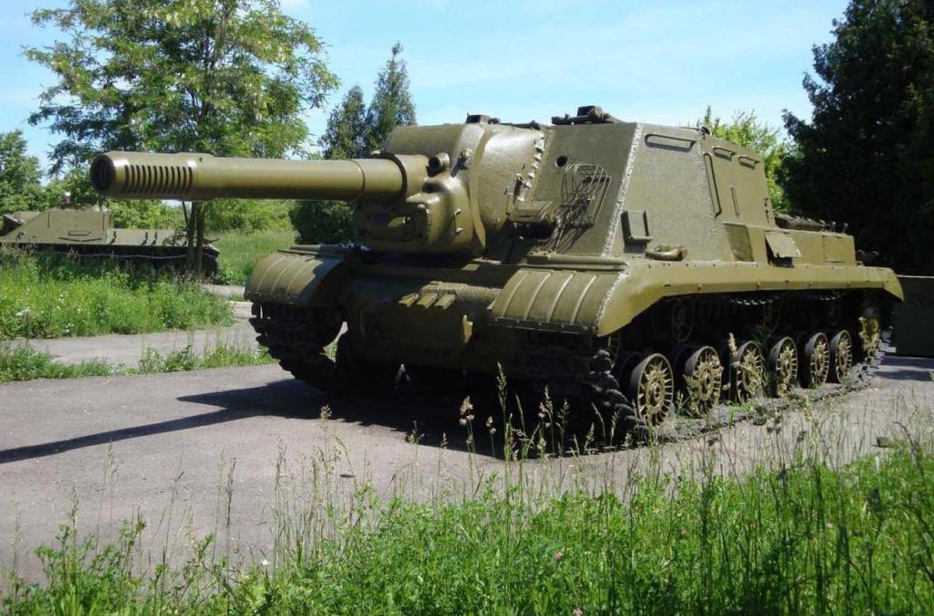 ISU-152M conservado en Rivne, Rivne Oblast, Ucrania