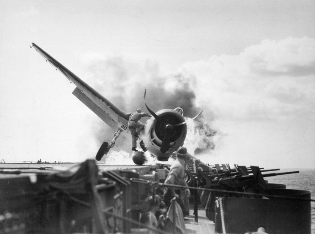 Accidente durante el aterrizaje de un F6F el 10 de noviembre de 1943