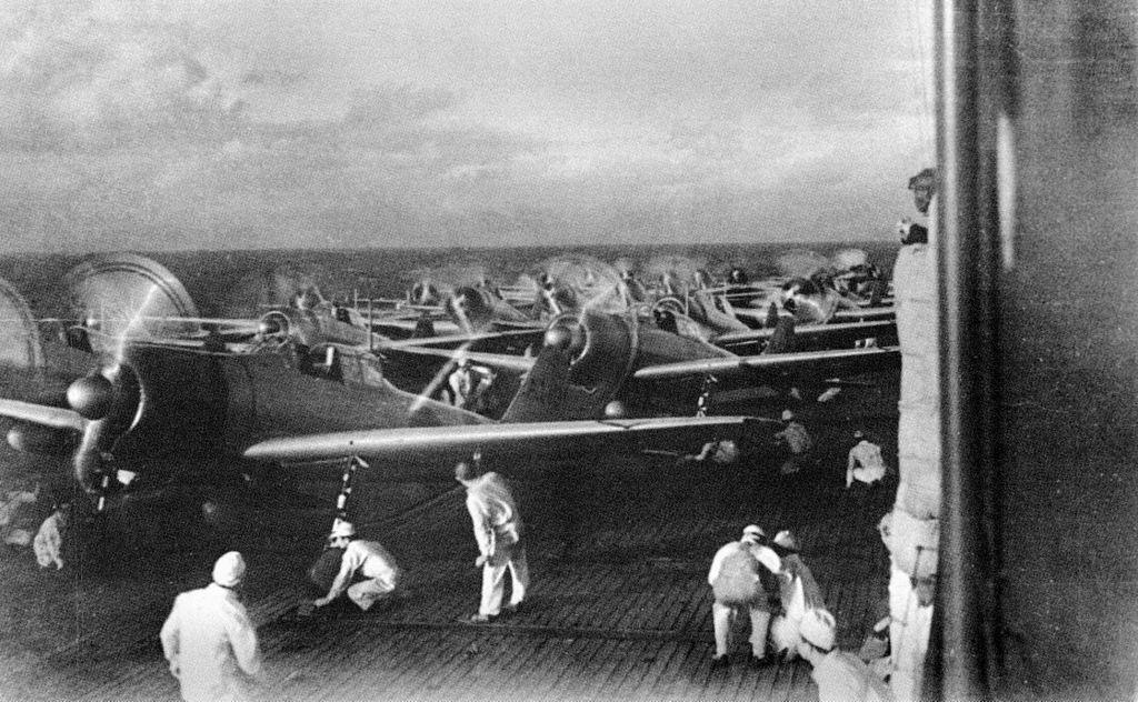 Cazas A6M2 Zero se preparan a ser lanzados desde el Akagi como parte de la segunda ola durante el ataque a Pearl Harbor