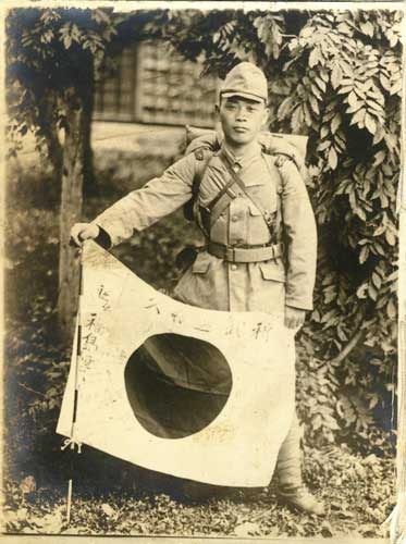 Soldado japonés con su bandera