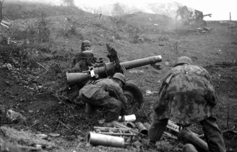 Paracaidistas alemanes abren fuego piezas móviles de artillería sobre las líneas rusas