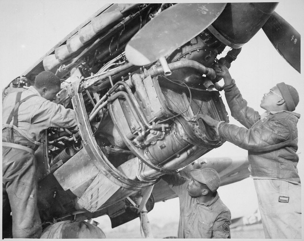 Mecánicos arreglando un motor de un P-40