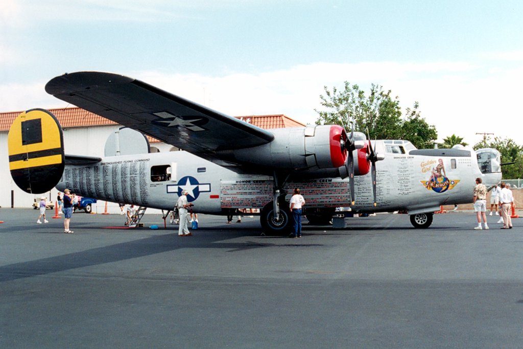 Consolidated B-24J-85CF Liberator Nº de Serie 44-44052 Witchcraft está en exhibición en el Collings Foundation en Stow, Massachusetts