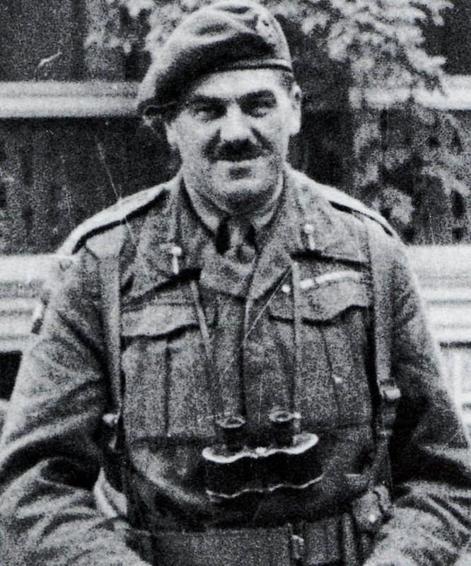 El General de División Roy Urquhart en el jardín trasero de su Cuartel General del Hotel Hartenstein, el 22 de septiembre