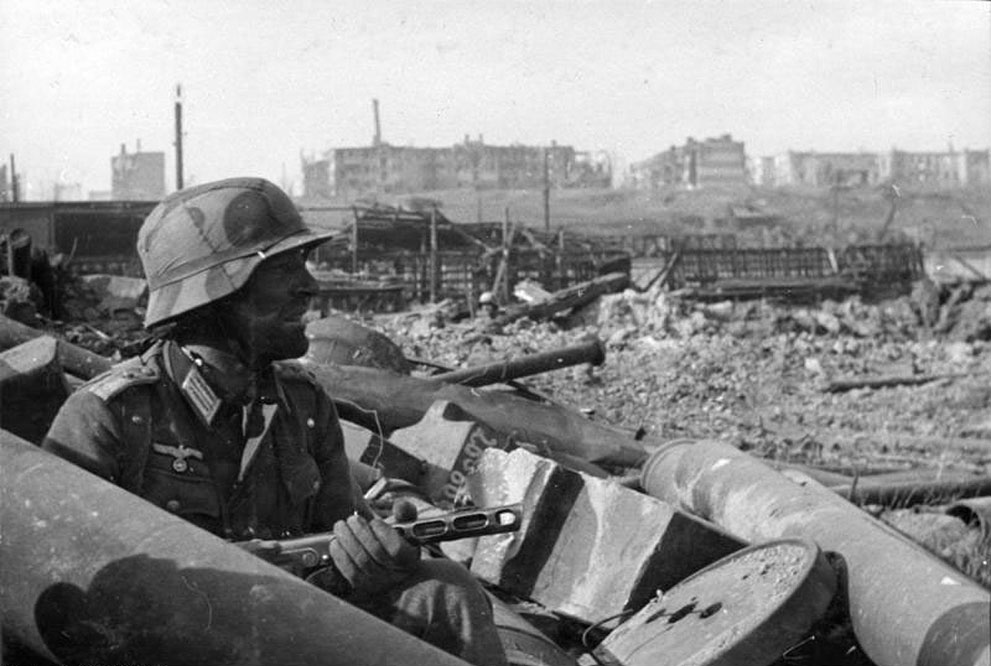 Stalingrado, 16 de octubre de 1942. El capitán Wilhem Traub, al mando del Batallón Pioneer, 305. La División de Infantería, se refugia en las ruinas de la Barricada Roja