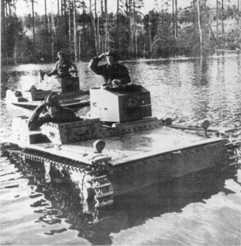 Dos T-38 vadeando un rio