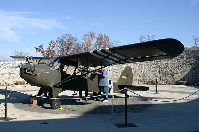 Aeronca O-58B Defender L-3B se exhibe en el National D-Day Memorial en Bedford, Virginia