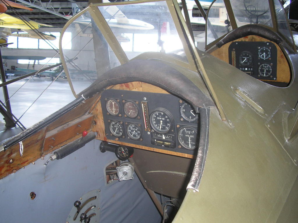 Detalle de la cabina de un P.W.S 26