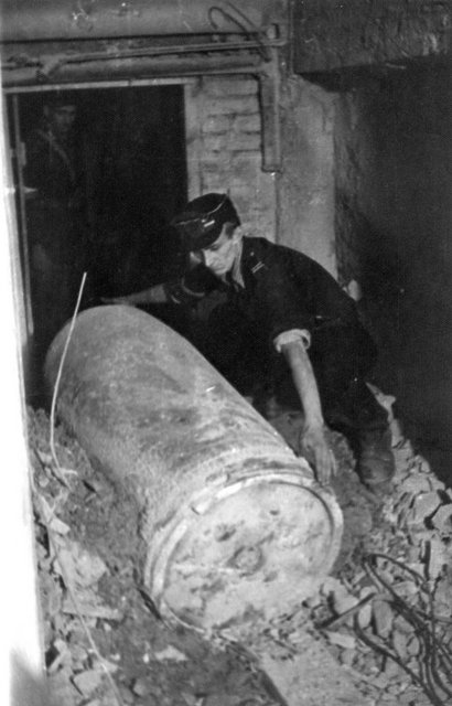 Proyectil de 600 mm que no llegó a detonar, disparado durante el Alzamiento de Varsovia