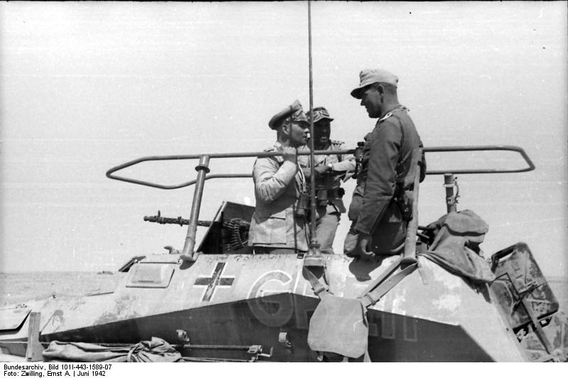 El coronel general Erwin Rommel y el general Fritz Bayerlein en el vehículo de mando, en Bir Hacheim. Junio de 1942