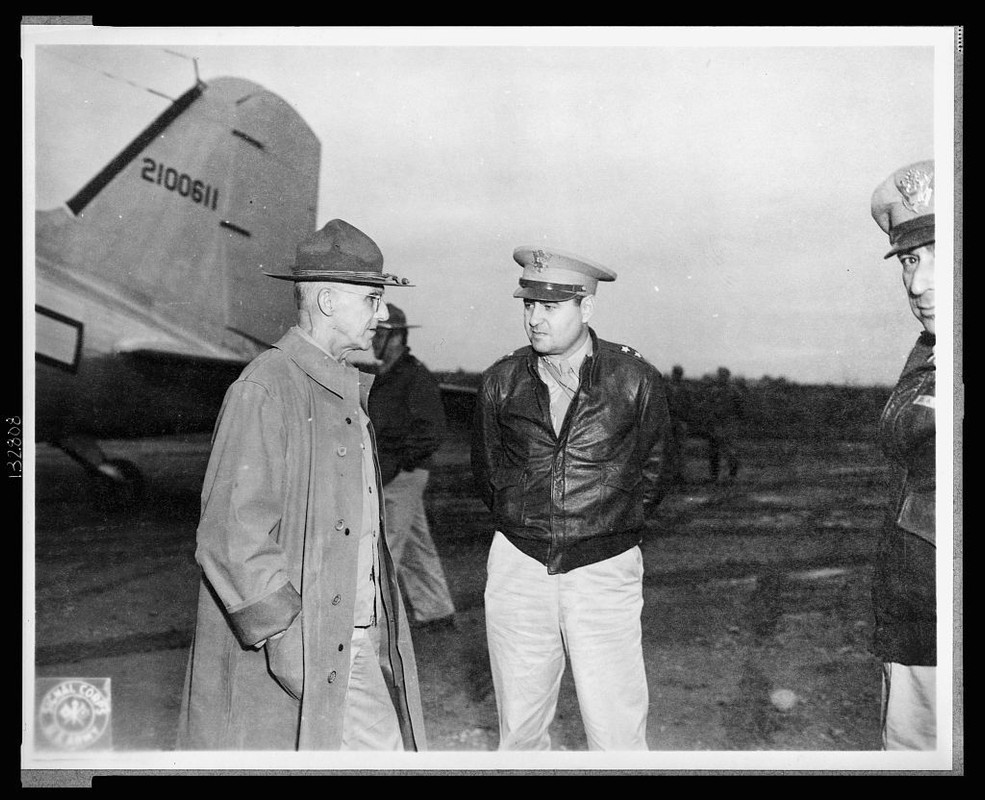 En algún lugar de China. 11 de octubre de 1944. El general Joseph W. Stilwell conversa con el comandante general Curtis E. LeMay del vigésimo comando de bombarderos, en una base de B-29