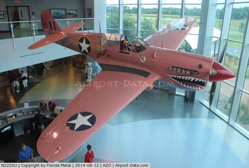 Curtiss P-40N-35CU Nº de Serie 33359 44-7619 N222SU se conserva en el Kalamazoo Aviation History Museum en Kalamazoo, Michigan