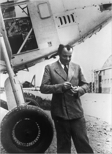 Antoine de Saint-Exupéry posando junto a su avión
