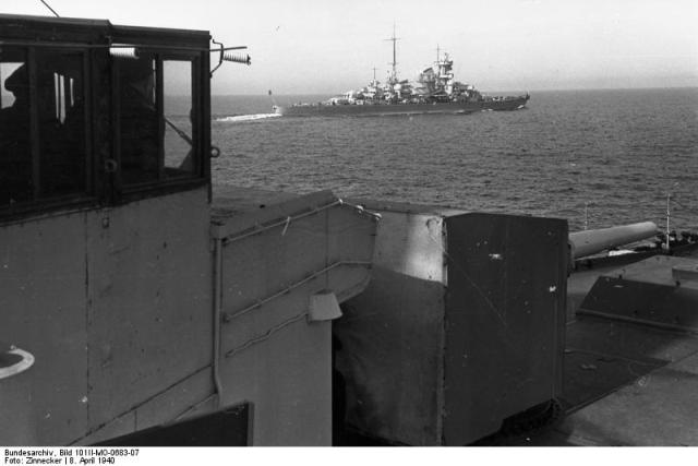 El Blücher, fotografiado desde el crucero ligero Emden, navegando a Noruega