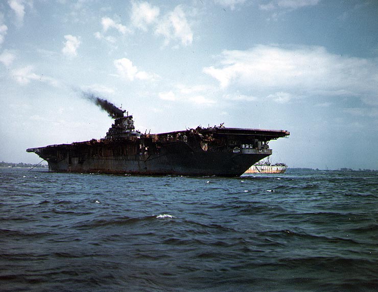 El USS Franklin CV-13 anclado en el puerto de Nueva York, el 28 de abril de 1945