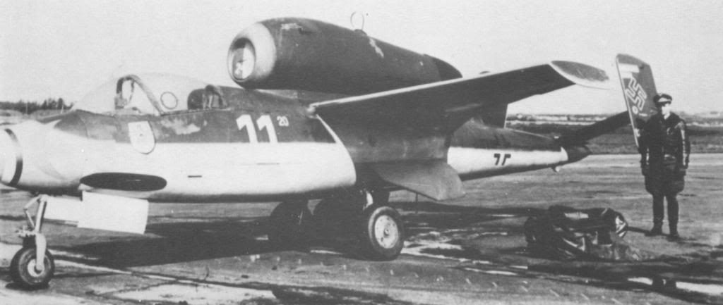 El Oblt. Emil Demuth, Staffelkapitan del 3. JG 1 junto a su montura, un Heinkel He 162 A-2 W.Nr. 120074 Yellow 11 en mayo de 1945