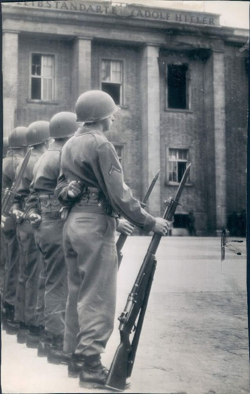 Un grupo de soldados monta guardia frente al antiguo cuartel general de la Leibstandarte Adolf Hitler, situado al sudoeste de Berlín y ocupada tras la guerra por el ejército vencedor.