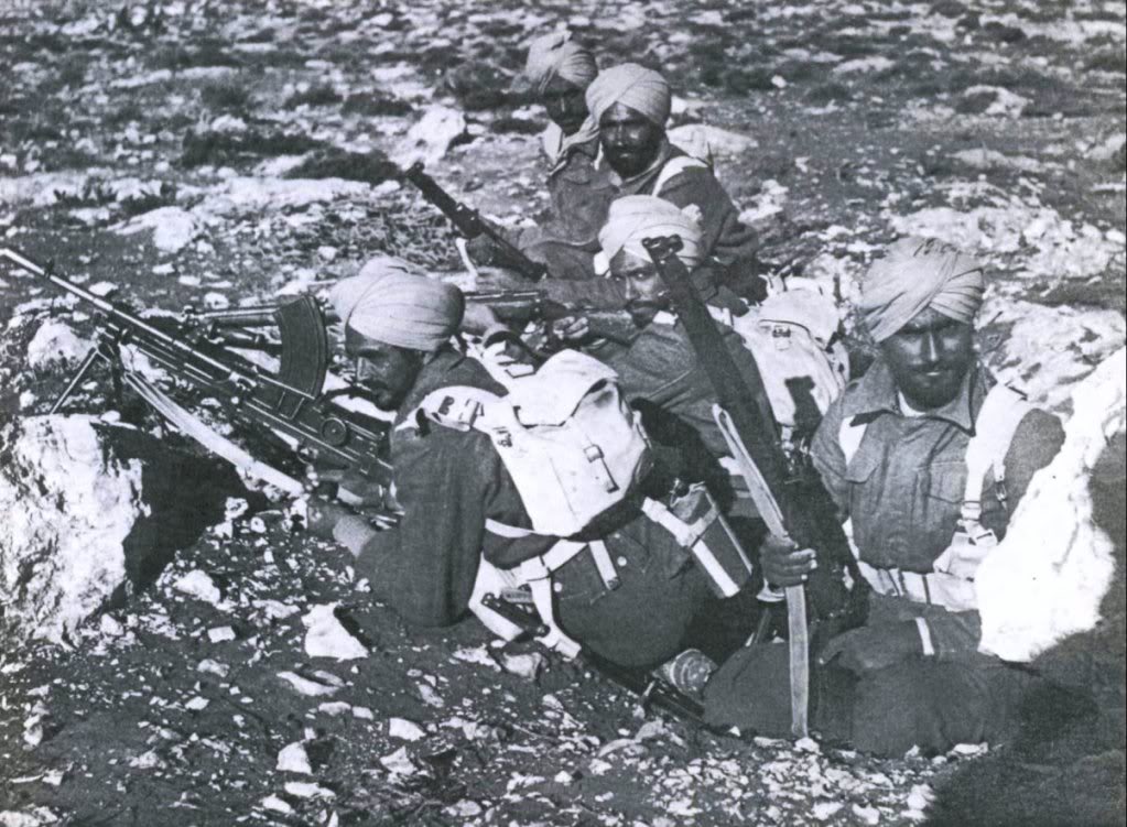 Infantería india, tomando posiciones cerca de Derna, Libia, en 1941