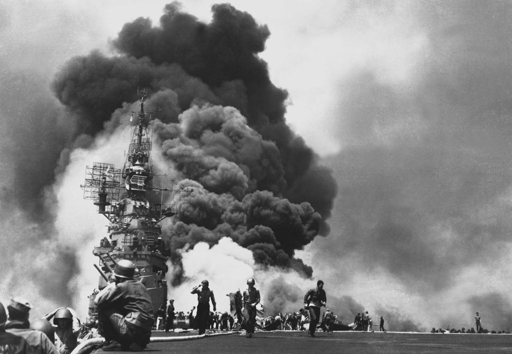 El USS Bunker Hill fue atacado por 2 aviones suicidas en menos de 30 segundos de diferencia el 11 de mayo de 1945