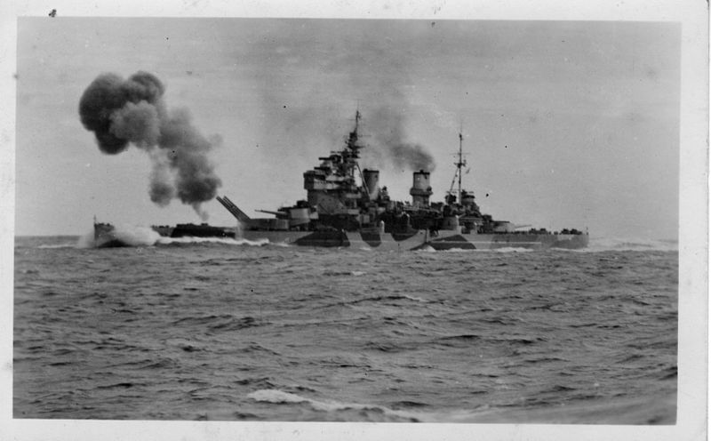 El Acorazado Británico HMS Anson realizando practicas de tiro en 1941