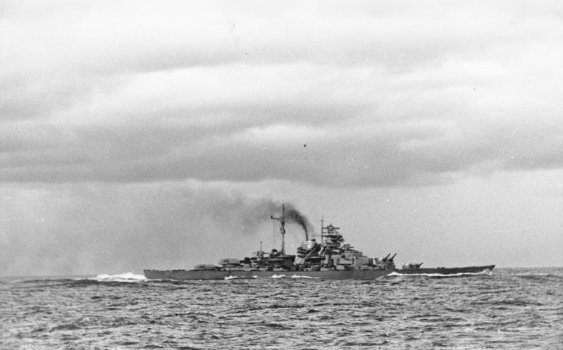 El DKM Bismarck fotografiado desde el DKM Prinz Eugen tras la Batalla del estrecho de Dinamarca