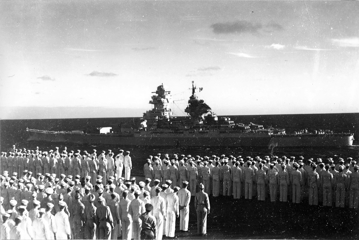 La Tripulación del USS Saratoga saluda al FNS Richelieu en el Océano Indico, el 18 de Mayo de 1944