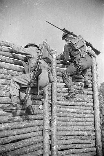 Soldados británicos durante un entrenamiento. Uno de ellos lleva una ametralladora ligera Bren y el otro un fusil Lee-Enfield Nr 1 Mk III con la bayoneta calada
