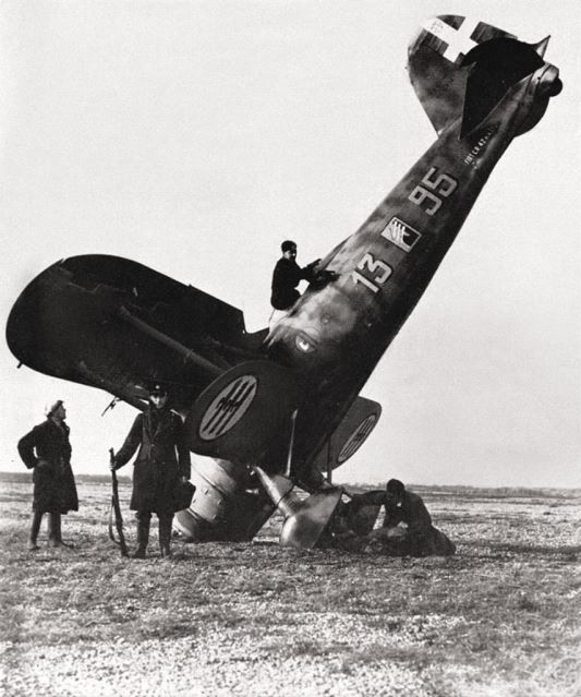 Un CR.42 derribado durante la Batalla de Inglaterra
