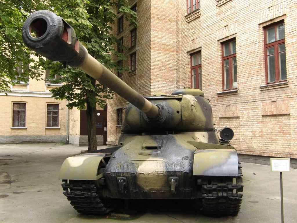 IS-2 m1943 conservado en la Academy of the armed forces of the Ukraine, Kiev, Ucrania