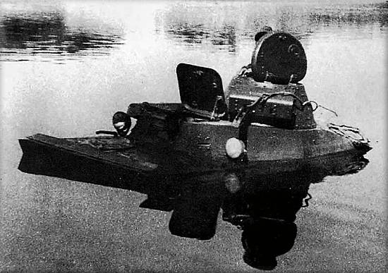 Un T40 vadeando un curso de agua