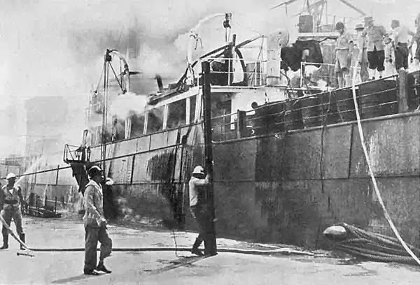 El mercante Tacoma en llamas, en el puerto de Dakar, el 24 de setiembre de 1940