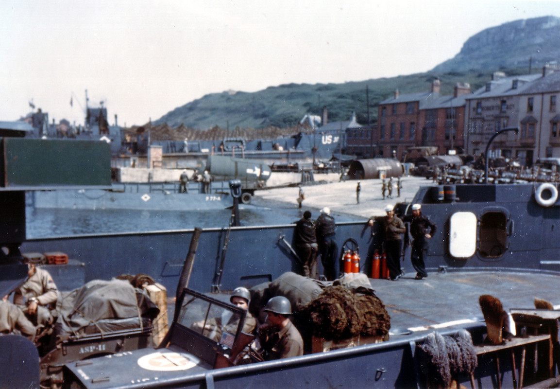 Vehículos todoterreno a bordo de lanchas de desembarco, en los momentos previos al comienzo de la Invasión de Normandía