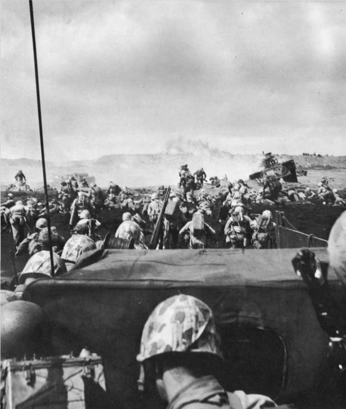 Marines desembarcando en Iwo Jima