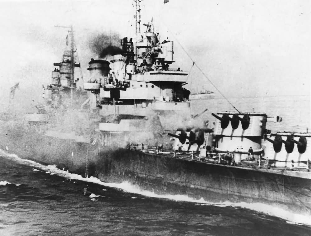 USS Savannah, CL-42, alcanzado por una Fritz-X1 el 11 de Septiembre de 1943 en el desembarco de Salerno