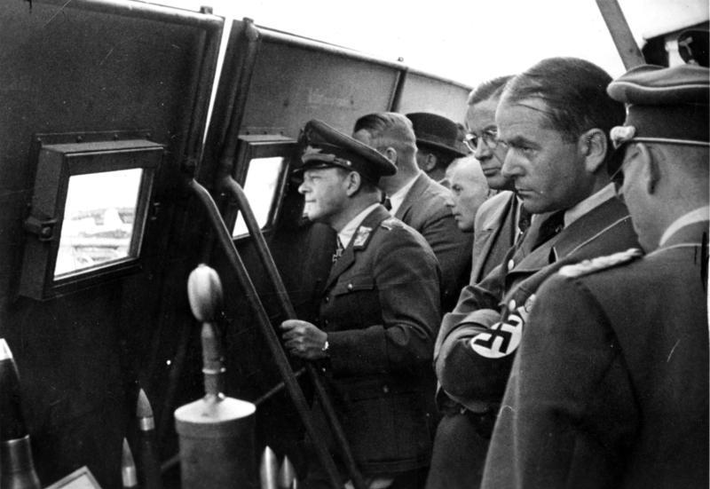 Speer observa con el mariscal de campo Erhard Milch durante unas pruebas de armas